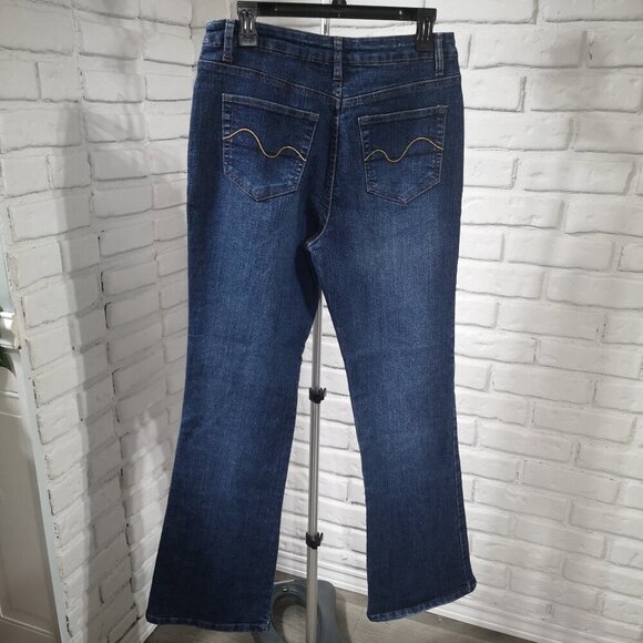 Denver Hayes Classic Fit Ladies Size 8/34 Medium Wash Slight Flare Blue Jeans - Picture 2 of 12